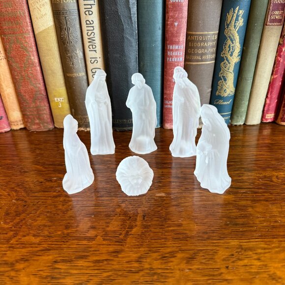 Vintage 6 Pc Satin Glass Miniature Nativity Set - Picture 4 of 9